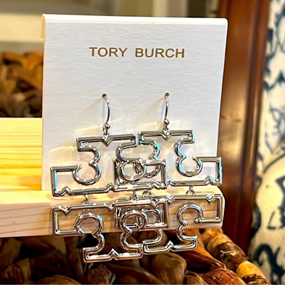 Tory Burch Silver Britten Logo Drop
Dangle Earrings New with unbranded Dust Bag - Picture 3 of 4